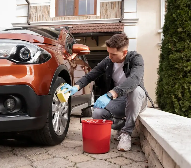 Lavage auto à domicile Mesquer : professionnel intervenant sur un véhicule